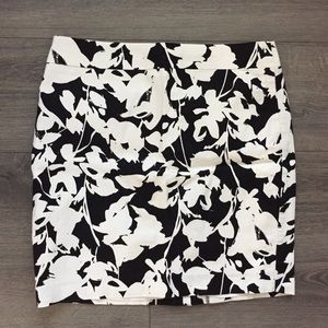 Banana Republic black & white Floral Skirt Size 10P Petite